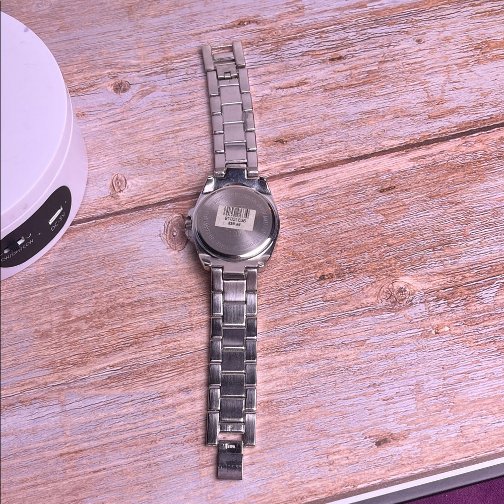 NY&Co Women's Silver Watch- New needs a battery - Picture 8 of 10